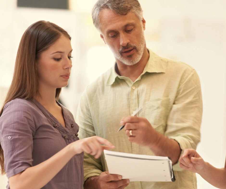 Ouders melden hun kind aan voor therapie tijdens gesprek in zorgpraktijk Amsterdam