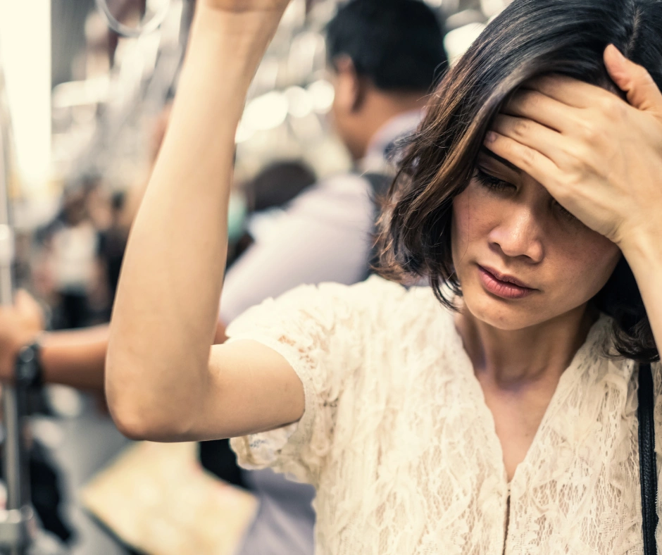 Vrouw in Amsterdamse metro oogt vermoeid na intensieve EMDR verwerking