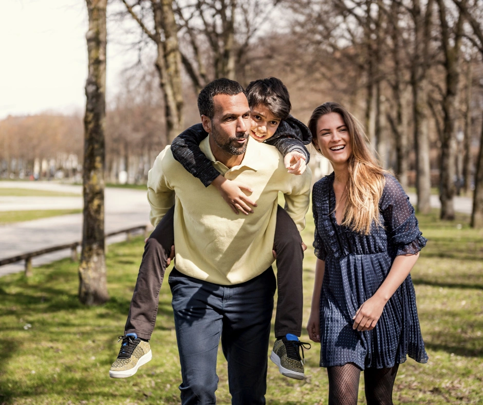 Gezin loopt samen door park tijdens gezinstherapie nabij Amsterdam