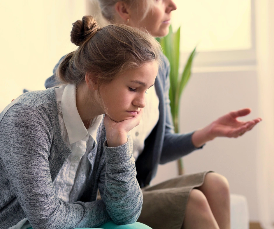 Jongere verdrietig in gesprek tijdens therapie bij Praktijk Maduh in Diemen