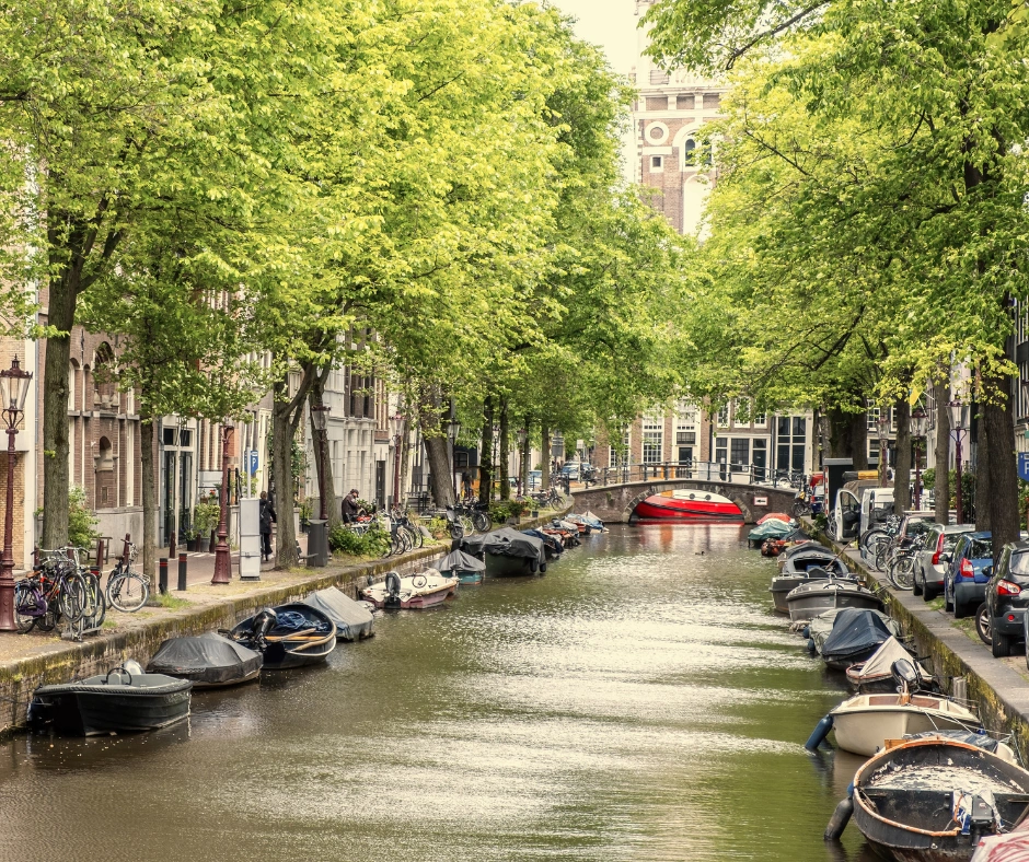 Groene gracht met woonboten en bomen in rustige buurt van Amsterdam Diemen