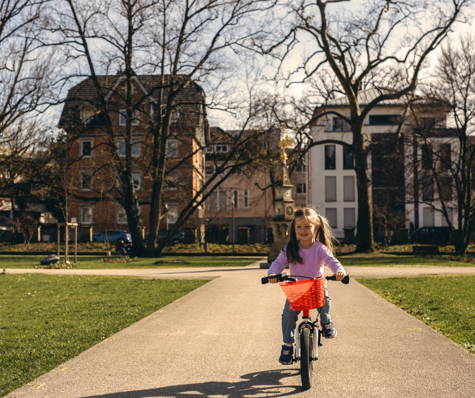 In Amsterdam fietst een kind door het park tijdens herstel rond therapie