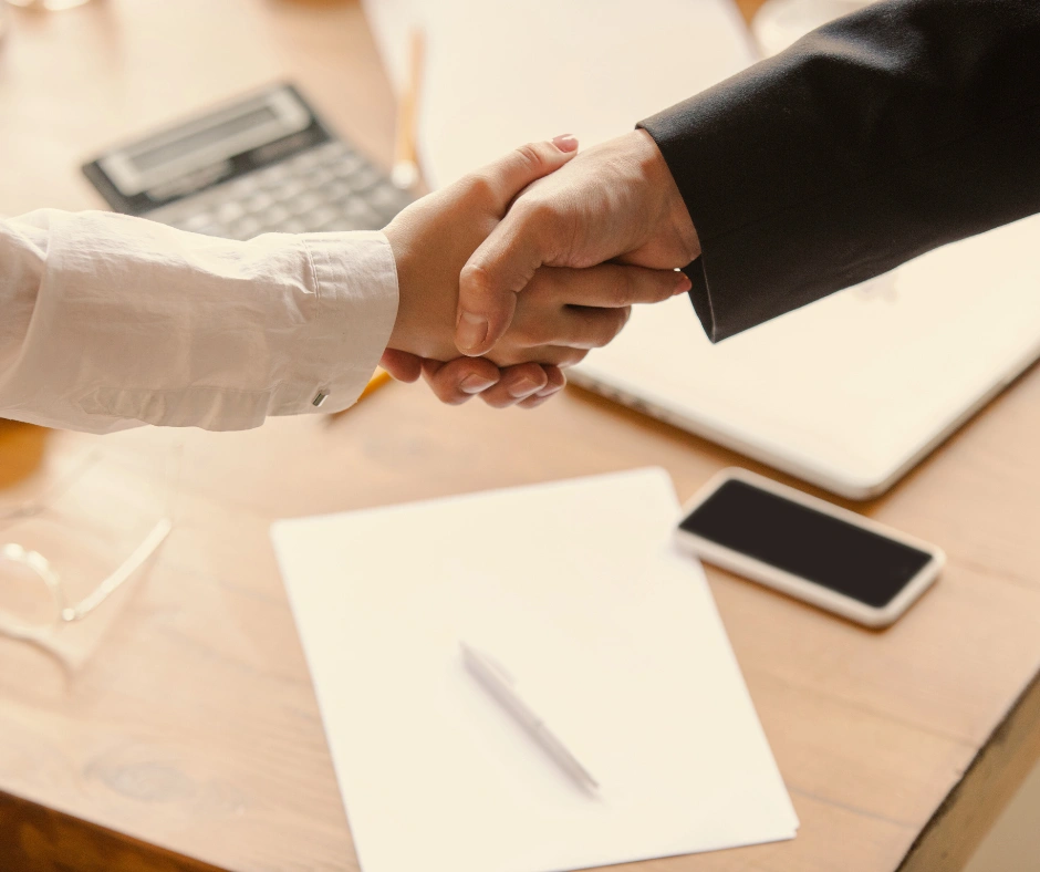 Twee volwassenen schudden handen na kennismakingsgesprek in praktijkruimte in Diemen