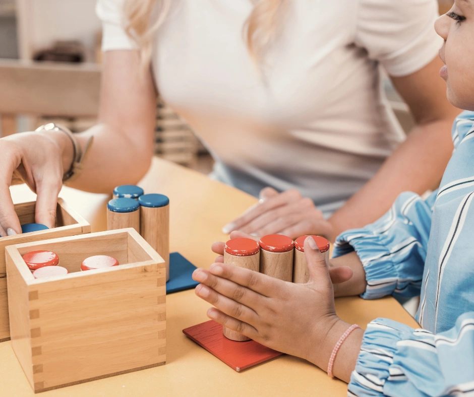 Kind speelt tijdens therapie bij Praktijk Maduh in Diemen met begeleiding