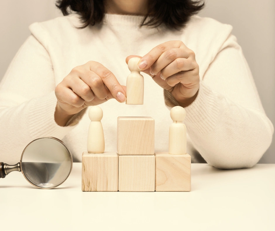 Poppetjes worden opgesteld tijdens gezinstherapie in een rustige therapieruimte