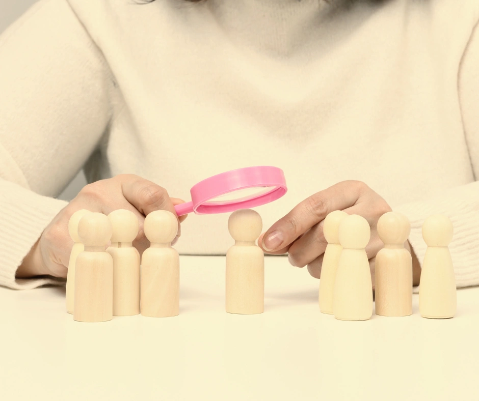 Therapeut gebruikt poppetjes in therapieruimte om kind spelenderwijs te begeleiden