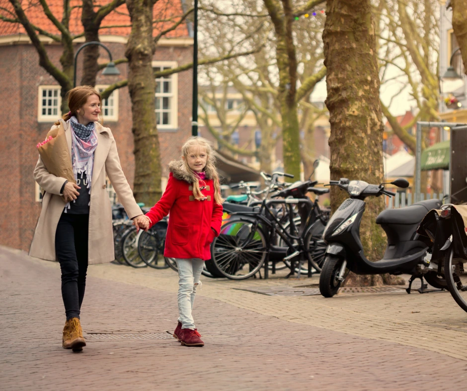 Ouder en kind onderweg naar therapie bij Praktijk Maduh in Diemen
