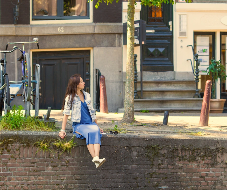 Jongere zit aan gracht in Amsterdam nabij begeleiding van Praktijk Maduh