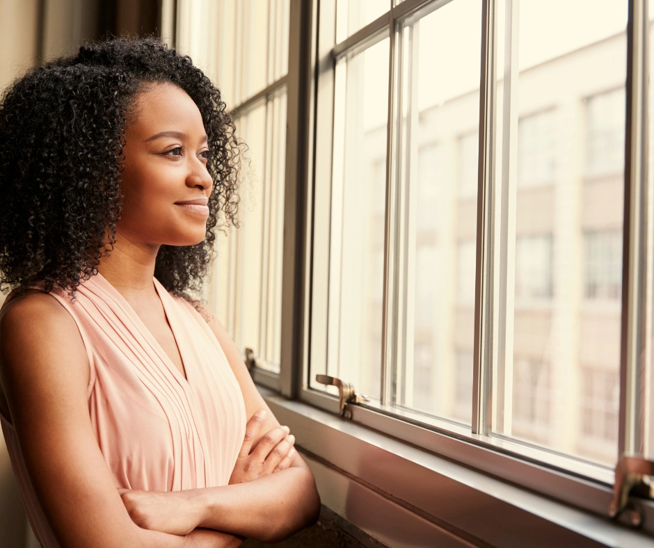 Cliënt kijkt naar buiten tijdens gesprek over EMDR therapie in Maduh praktijk