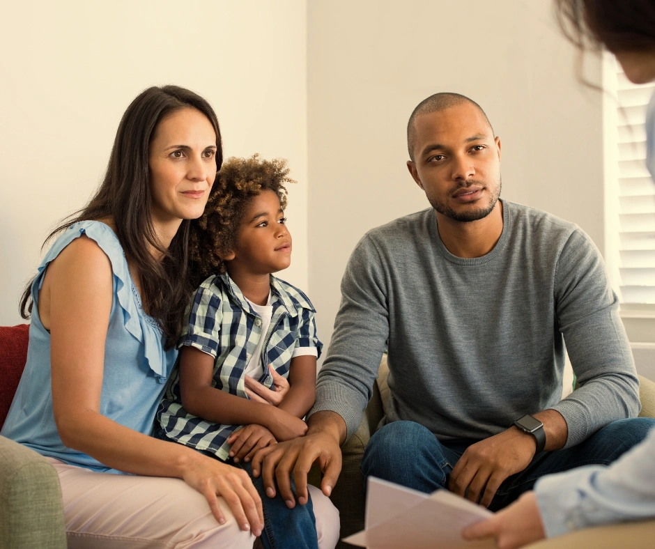Ouders en kind in gesprek tijdens begeleiding bij kindertherapie