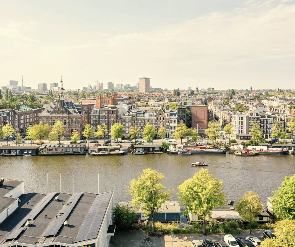 Uitzicht over Amsterdamse woonwijk nabij praktijk Maduh in Diemen