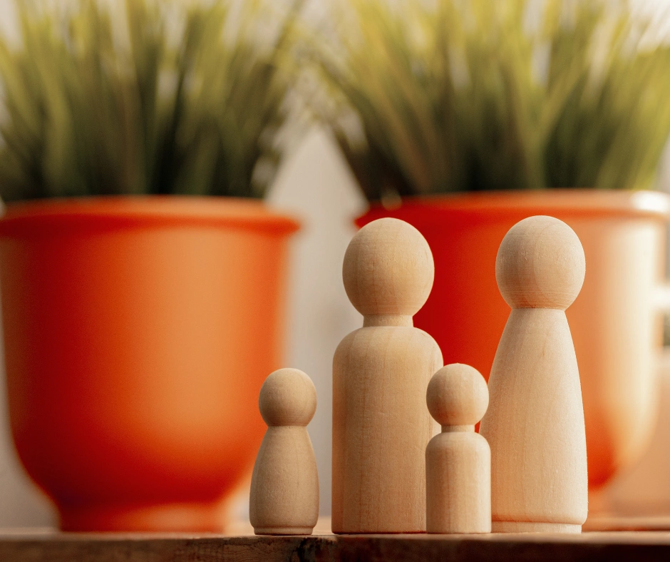 Houten familiefiguren als symbool voor systemisch werken in therapie